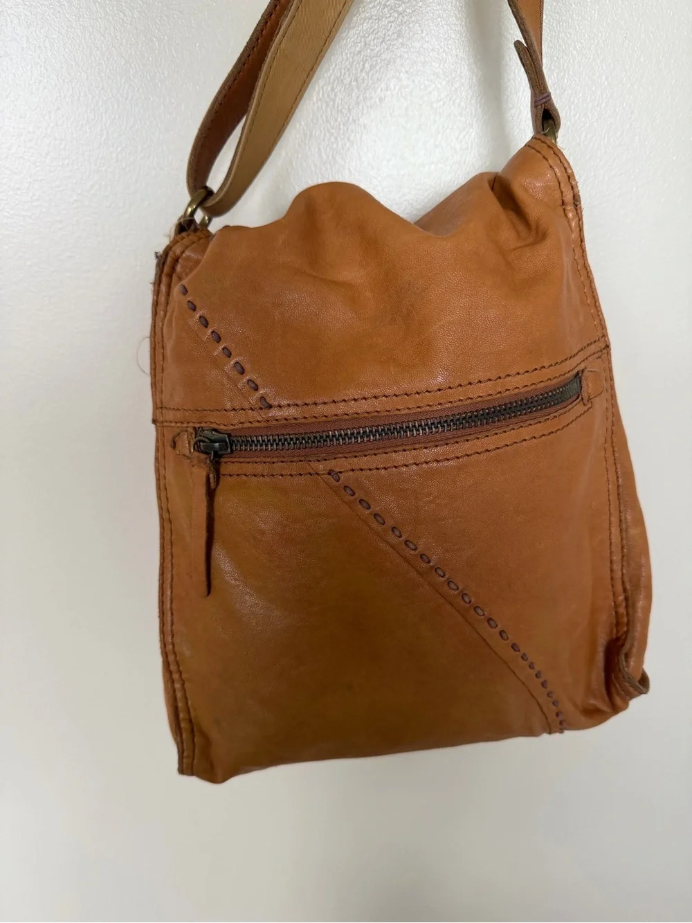 LUCKY BRAND Abbey Road Lamb Leather Whipstitch Crossbody Messenger Bag Hobo